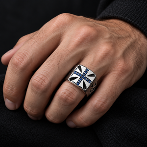 Anello biker in argento sterling con croce blu indossato su una mano