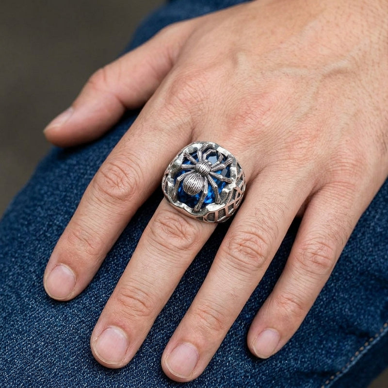 Spinnenring mit blauem Stein