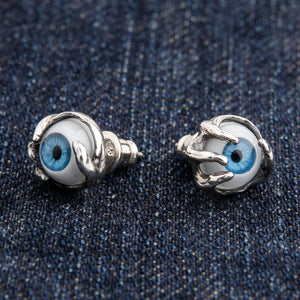 Oorknoppen met blauwe oogbal en klauwen van sterling zilver. Blauwe irissen en zwarte pupillen rusten in zilveren klauwzettingen.