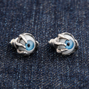 Oorknoppen met blauwe oogbal en klauwen van sterling zilver. Beide blauwe oogballen zijn naar de toeschouwer gericht met zilveren klauwen die zich om hun randen buigen.