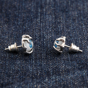 Oorknoppen met blauwe oogbal en klauwen van sterling zilver. Het achteraanzicht toont de constructie van de oorsteker en de afneembare sluitingen.