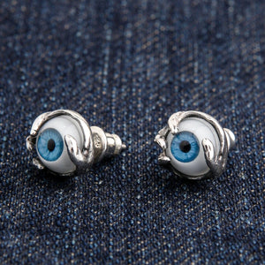 Oorknoppen met blauwe oogbal en klauwen van sterling zilver. Het schuin getoonde paar laat de gebogen klauwen rond elke bleke oogbal zien.