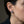 Boucles d'oreilles puces en argent sterling avec œil protecteur bleu et croc, portées correctement sur un lobe d'oreille visible de trois-quarts