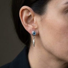 Stiftörhängen i sterlingsilver med blått ont öga och huggtand