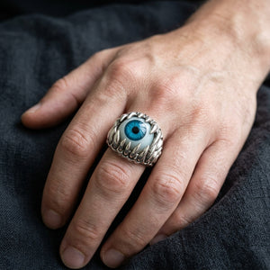 Bague griffe œil bleu en argent sterling portée sur une main
