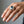 Anillo ajustable de plata de ley con ojo turco azul, usado en un modelo adulto
