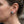 Boucles d'oreilles puces œil bleu en argent sterling 925, portées sur un mannequin adulte