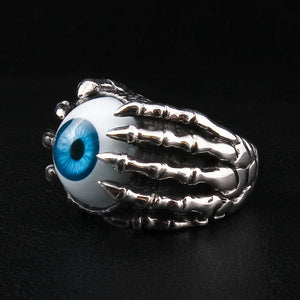 Anillo de plata esterlina con garra esquelética y ojo azul, pieza macabra de joyería con ojo; este anillo gótico muestra el dorso de la mano esquelética y sus
