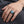 Anillo de plata esterlina con garra esquelética y ojo azul llevado en una mano