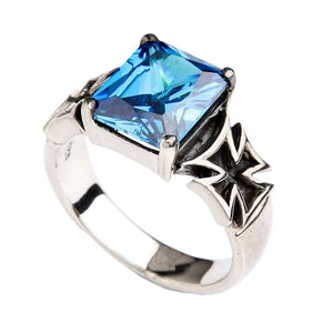 Bague croix de fer en argent sterling avec saphir bleu – pierre bleue de trois-quarts droite