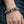 Bracelet tête de sanglier en argent sterling 925, taille de 8 pouces portée au poignet à échelle visuelle plus large