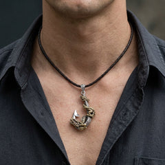 Anhänger Drache aus Messing und Angelhaken aus Sterlingsilber
