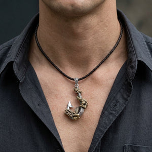 Pendentif dragon en laiton et hameçon en argent sterling porté à l'encolure d'un adulte