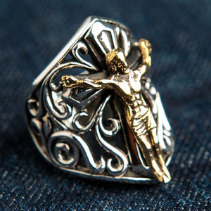 Silverring med Jesuskors i brons, framifrån på denim