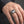 Ring i sterlingsilver med brunt öga och klor buren på en hand