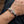 Pulsera biker de bulldog en plata de ley .925 y cuero, puesta de forma natural alrededor de la muñeca con el cierre visible