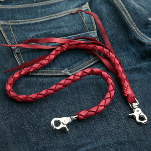 Bordeauxrode gevlochten leren portemonneeketting, vastgeklikt koord op denim
