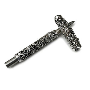 Drakpenna i sterlingsilver utan huv som visar den släta koniska stålspetsen och gelrollerball-spetsen