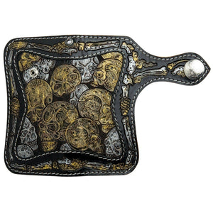 Portefeuille long en cuir noir à motif tête de mort et os sculptés, extérieur plat du portefeuille avec motifs de têtes de mort et d'os