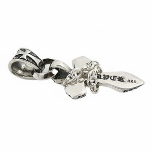 Pendentif croix ornée d'une chaîne en argent sterling, dos sous angle et bélière
