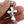 Pendentif croix ornée d'une chaîne en argent sterling, croix tenue entre le bout des doigts pour montrer l'échelle