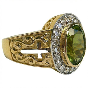 Förgylld biskopsring med peridot och kors, peridothalo framifrån