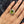 Förgylld biskopsring med peridot och kors, buren på en vuxen modell