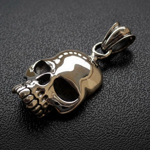 Schrägansicht des klassischen Biker-Totenkopf-Anhängers aus poliertem Sterlingsilber.
