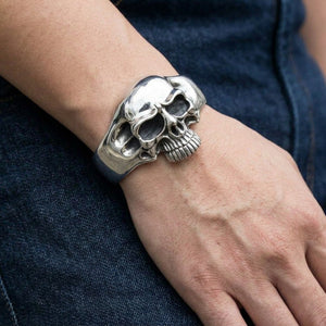 Bracelet jonc tête de mort classique en argent sterling 925 porté autour du poignet d'un adulte