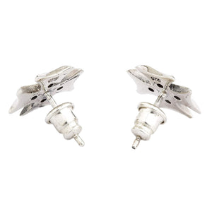 Boucles d'oreilles puces Croix de Fer en argent sterling et oxydes de zirconium transparents. Les deux boucles d'oreilles en croix sont retournées pour montrer les tiges, les poussettes et les sertissages arrière ajourés.