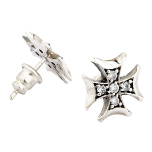 Boucles d'oreilles puces Croix de Fer en argent sterling et oxydes de zirconium transparents. Une puce montre sa face avant ornée de la croix en zircone tandis que l'autre dévoile le sertissage arrière et la tige.