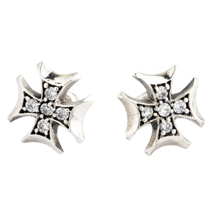 Boucles d'oreilles puces Croix de Fer en argent sterling et oxydes de zirconium transparents. La paire vue de trois-quarts montre les branches polies de la croix autour des sertissages en retrait.