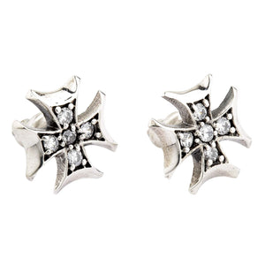 Boucles d'oreilles puces Croix de Fer en argent sterling et oxydes de zirconium transparents. Les branches évasées de la croix et les sertissages surélevés d'oxydes de zirconium sont visibles sous un angle bas.