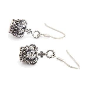 Boucles d'oreilles pendantes en argent sterling avec couronne et oxyde de zirconium transparent. Les couronnes inclinées révèlent des centres en oxyde de zirconium transparent et des détails sombres en creux.