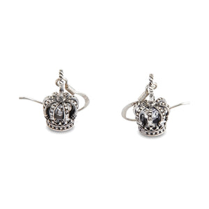Boucles d'oreilles pendantes en argent sterling avec couronne et oxyde de zirconium transparent. Des couronnes en argent aux arches perlées sont suspendues à de fins crochets d'oreille.