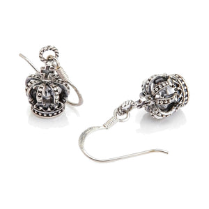 Boucles d'oreilles pendantes en argent sterling avec couronne et oxyde de zirconium transparent. Les couronnes vues sous un angle dévoilent des pierres transparentes, de petites croix supérieures et des anneaux de liaison torsadés.