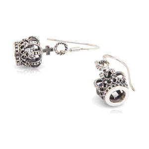 Boucles d'oreilles pendantes en argent sterling avec couronne et oxyde de zirconium transparent. Une couronne est présentée de face tandis que l'autre est inclinée pour révéler sa base circulaire ouverte.