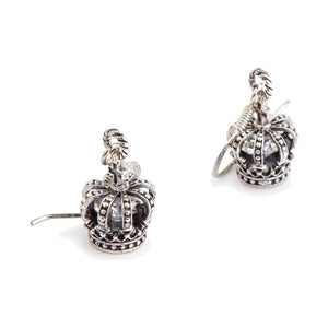 Boucles d'oreilles pendantes en argent sterling avec couronne et oxyde de zirconium transparent. Les deux couronnes sont présentées sous des angles de trois quarts avec des arches perlées et des centres transparents.