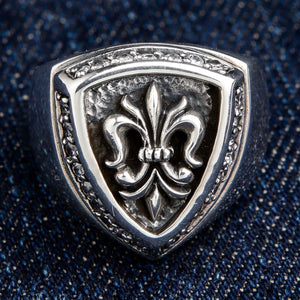 Diamond Fleur-de-Lis schildring van sterling zilver, detail schild voorzijde op denim