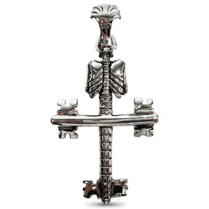 Colgante de llave y calavera de plata de ley con piedra transparente — detalle del contraste