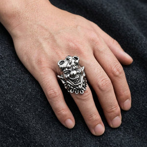 Anillo con cara de payaso Joker en plata esterlina llevado en la mano de un adulto