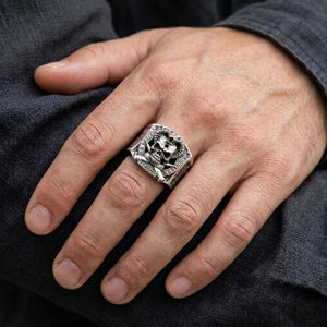 Anillo de plata sniper con calavera de cobra puesto en una mano, mostrando el frontal y la banda del anillo