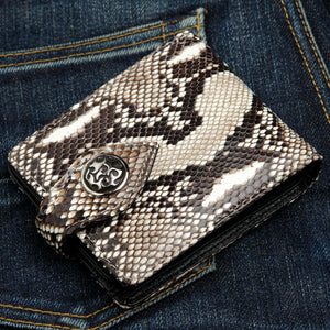 Concho-plånbok i kobraskinn, stängd framsida på denim