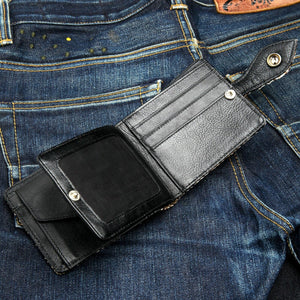 Concho-plånbok i kobraskinn, öppen insida på denim