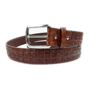 Cintura in coccodrillo cognac arrotolata con fibbia rettangolare tonalità argento e passante in pelle rivolti in avanti.