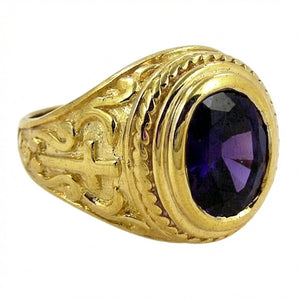 Vergoldeter Amethystring mit Kreuz und Rankenmuster, Vorderansicht mit Amethyst und Kreuz