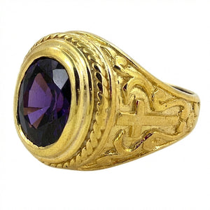 Vergoldeter Amethystring mit Kreuz und Rankenmuster, Draufsicht auf den Stein
