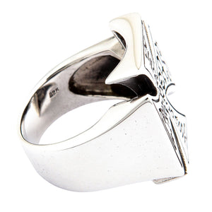 Bague motard en argent sterling avec croix à lettrage, profil latéral de la croix en relief