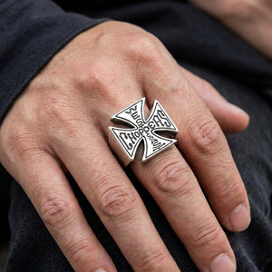 Bague motard en argent sterling avec croix à lettrage portée sur une main