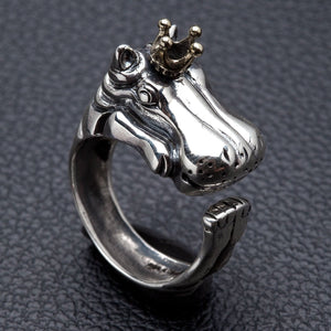 Justerbar ring med krönt flodhäst i 925 sterlingsilver, vinklad vy av krona och flodhästhuvud
